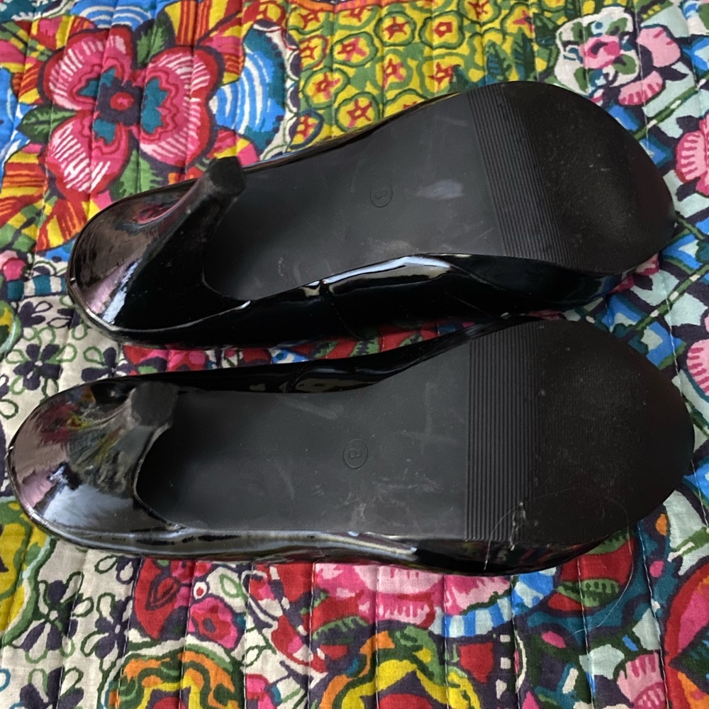 Black Shiny Sz 8 Heels LIKE NEW - Picture 5 of 6